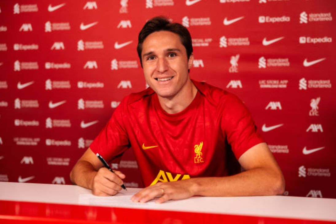 Chiesa mang đến vụ nổ tại Anfield.